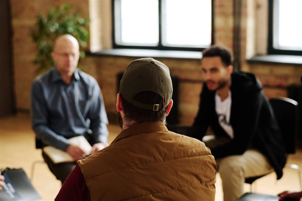 Homens em roda de conversa de apoio em saúde mental